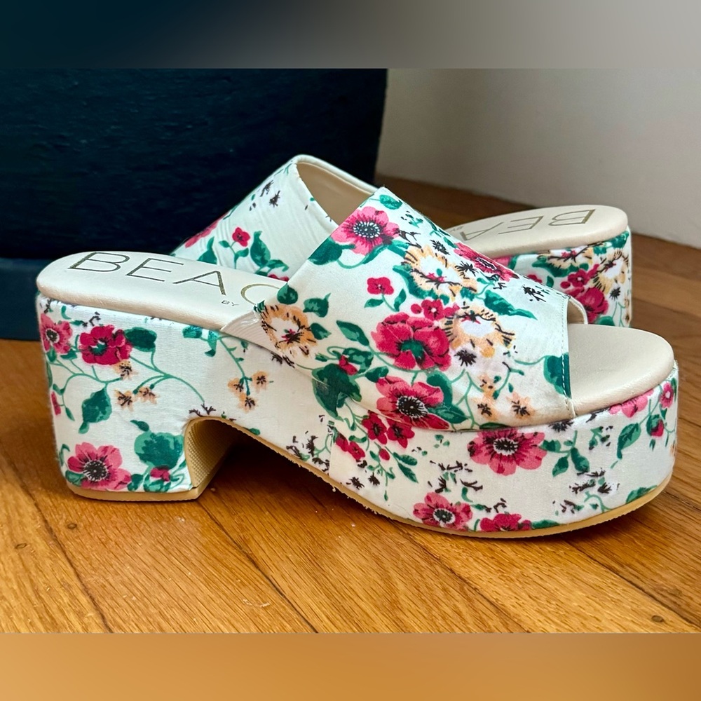 Rarely worn Matisse flower platform sandal